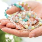 沢山のパワーストーンブレスレットを手のひらに載せている写真です