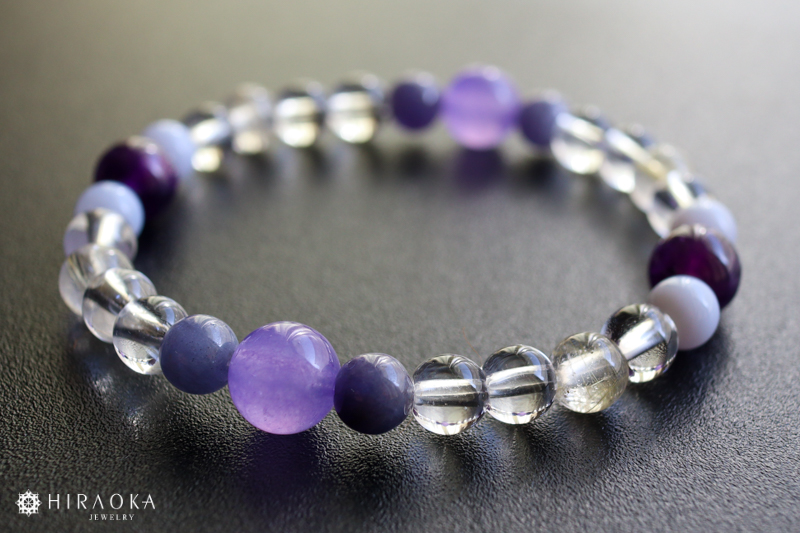 大開運ブレスレット2026。透明な6ミリ玉クォーツと、ややブルーがかったブルーレースメノウ、紫がかったタンザナイトに、アクセントとして8ミリ玉のラベンダージェイドを使用した一品。